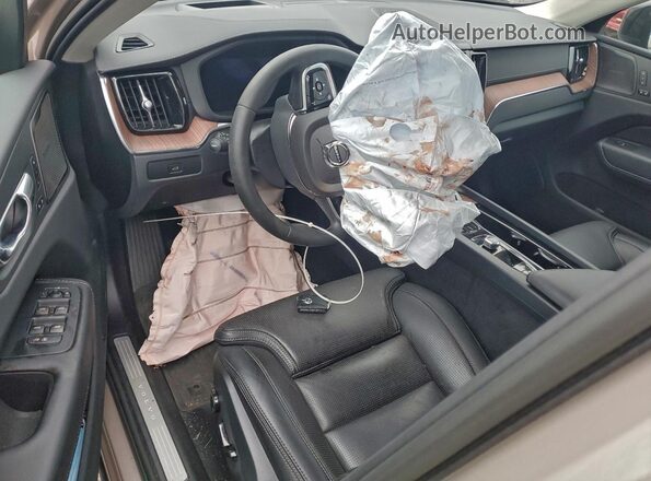 YV4062RX1P1294214 2023 VOLVO XC60 Tan Vista del salpicadero