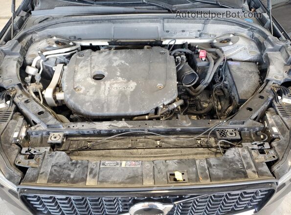 YV4062RX7P1337647 2023 VOLVO XC60 Black Vista del compartimento del motor