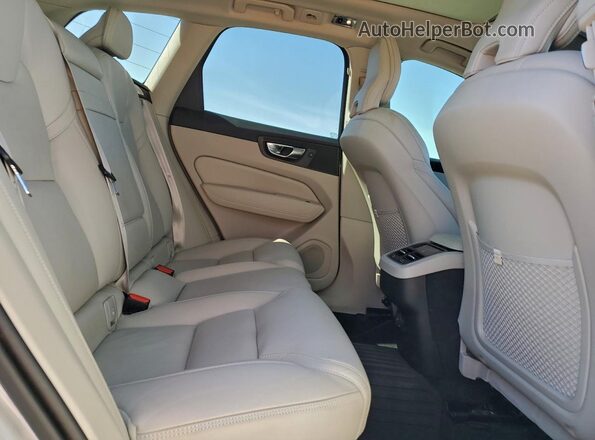 YV4102DL1M1860703 2021 VOLVO XC60 White უკანა სალონის ხედი