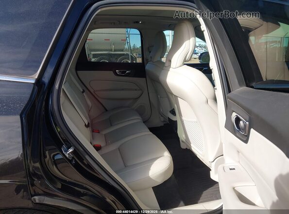 YV4102DL8L1436210 2020 VOLVO XC60 Black Vista de la etiqueta del VIN