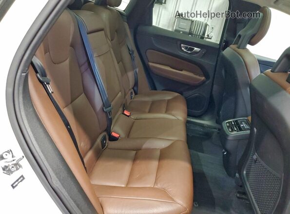 YV4102RL4J1043102 2018 VOLVO XC60 White Вид задньої частини салону