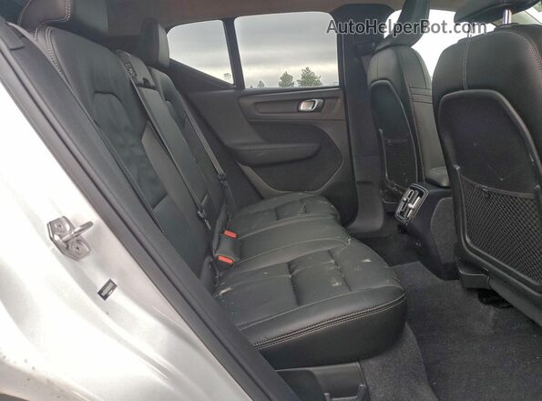 YV4162UK2N2643775 2022 VOLVO XC40 White Вид задньої частини салону