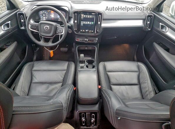 YV4162UK2N2643775 2022 VOLVO XC40 White Вид панелі приладів
