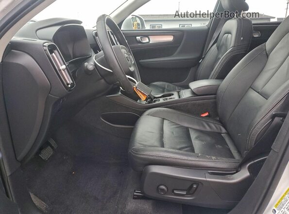 YV4162UK2N2643775 2022 VOLVO XC40 White Вид салону спереду