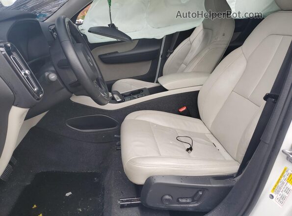 YV4162UK3M2574710 2021 VOLVO XC40 White Սալոնի դիմացի տեսք