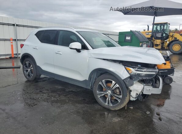 YV4162UL5M2570070 2021 VOLVO XC40 White Front right