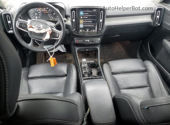 YV4162UL5M2570070 2021 VOLVO XC40 White Dashboard view