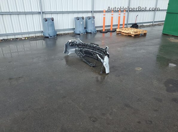 YV4162UL5M2570070 2021 VOLVO XC40 White Engine compartment view