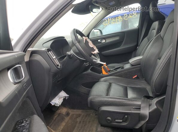 YV4162UL5M2570070 2021 VOLVO XC40 White Front interior view
