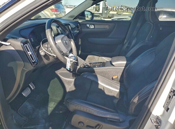 YV4162UM3L2197344 2020 VOLVO XC40 White Вид салону спереду