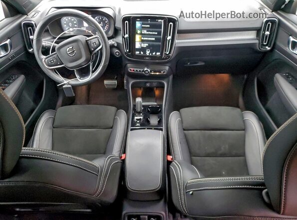 YV4162UM3M2467416 2021 VOLVO XC40 White 