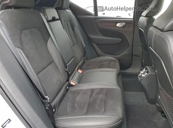 YV4162UM3M2467416 2021 VOLVO XC40 White 