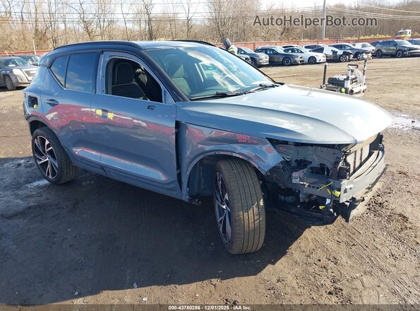 YV4162UM5N2780680 2022 VOLVO XC40 Gray Widok z przodu