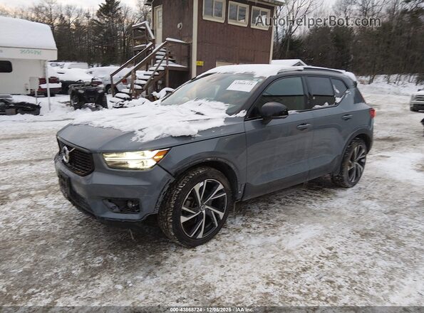 YV4162UM7M2442129 2021 VOLVO XC40 Gray Front left