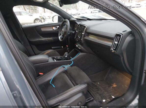 YV4162UM7M2442129 2021 VOLVO XC40 Gray Front interior view