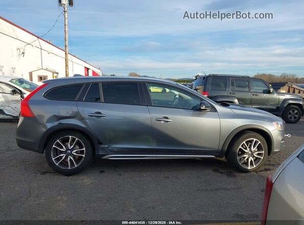 YV440MWK3J2044997 2018 VOLVO V60 CROSS COUNTRY Gray Rear interior view