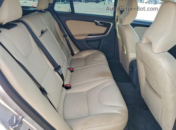 YV440MWKXH1035424 2017 VOLVO V60 Silver Widok wnętrza z tyłu