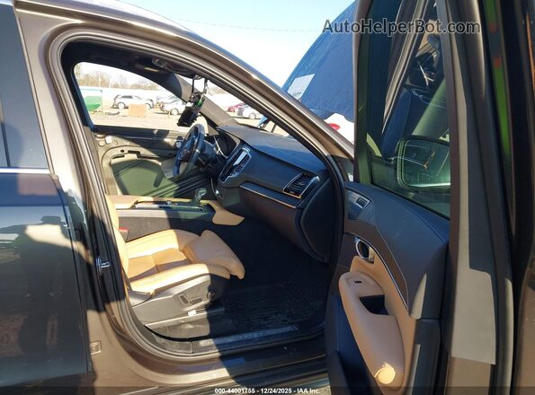 YV4A22PL5N1805629 2022 VOLVO XC90 Green Vista interior delantera
