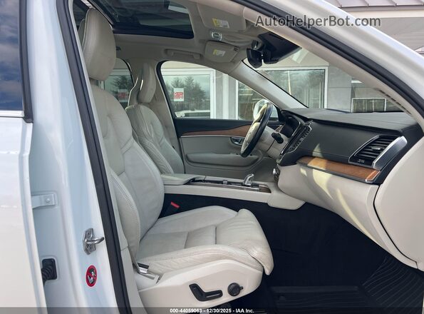 YV4BC0PL8H1109373 2017 VOLVO XC90 HYBRID White Вид салону спереду