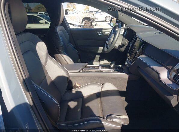 YV4BR0DM3N1965512 2022 VOLVO XC60 RECHARGE PLUG-IN HYBRID Gray Vista interior delantera