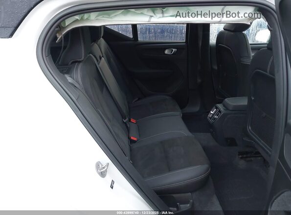 YV4ED3UB9N2775946 2022 VOLVO XC40 RECHARGE PURE ELECTRIC White 