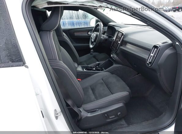 YV4ED3UB9N2775946 2022 VOLVO XC40 RECHARGE PURE ELECTRIC White 