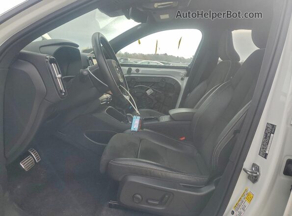 YV4ED3UR6M2528136 2021 VOLVO XC40 White Front interior view