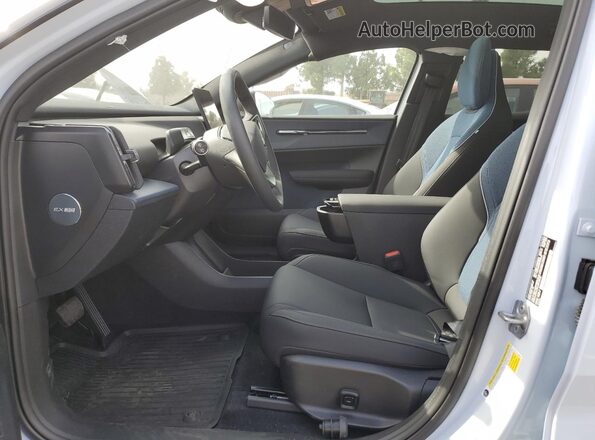 YV4EK3ZK3SS152929 2025 VOLVO EX30 Blue Front interior view