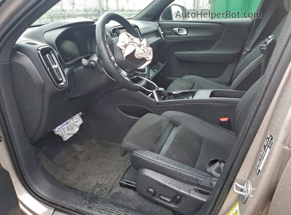 YV4ER3XM3R2234606 2024 VOLVO XC40 Silver Vista interior delantera