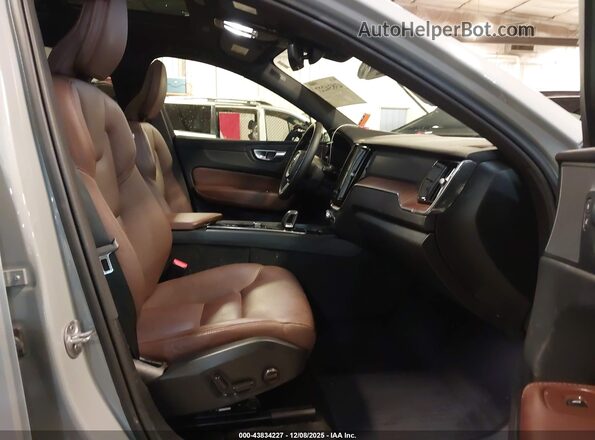 YV4H60DL8R1831532 2024 VOLVO XC60 RECHARGE PLUG-IN HYBRID Silver Вид салону спереду