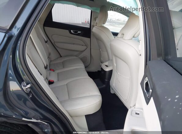 YV4H60RC2S1074772 2025 VOLVO XC60 PLUG-IN HYBRID Dark Blue Вид наклейки з VIN-кодом