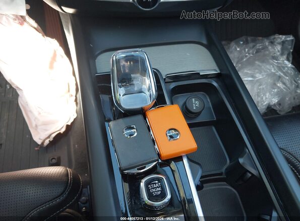 YV4H60RM9S1147516 2025 VOLVO XC60 PLUG-IN HYBRID Black Առջևի վահանակի տեսք