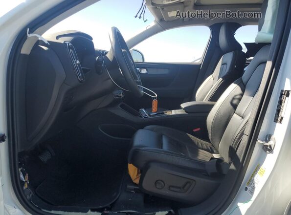 YV4K92HN5P2930241 2023 VOLVO XC40 White 