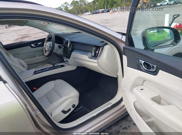 YV4L12RKXR1924749 2024 VOLVO XC60 Champagne Widok wnętrza z przodu