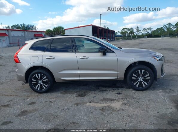 YV4L12RKXR1924749 2024 VOLVO XC60 Champagne Widok wnętrza 360 stopni