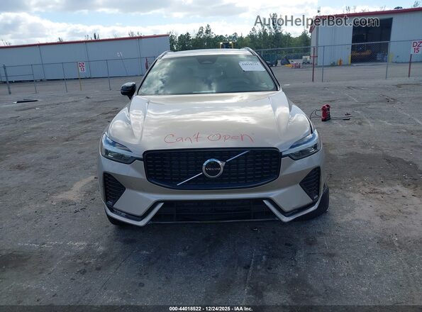 YV4L12RKXR1924749 2024 VOLVO XC60 Champagne Widok wnętrza z tyłu