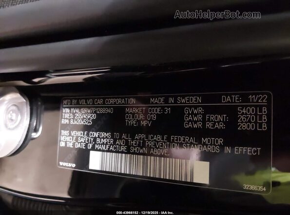 YV4L12RW7P1288940 2023 VOLVO XC60 Black Widok komory silnika