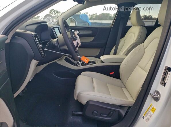 YV4L12UE2R2234490 2024 VOLVO XC40 White 