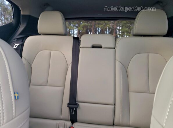 YV4L12UE2R2234490 2024 VOLVO XC40 White 
