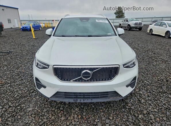 YV4L12UK6P2963479 2023 VOLVO XC40 White Widok z przodu