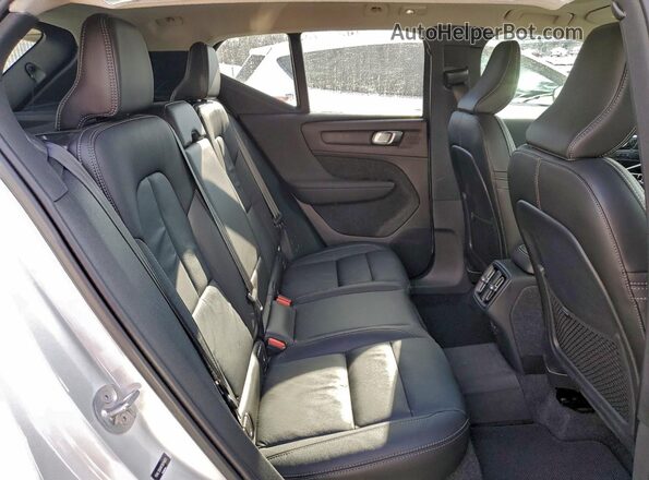 YV4L12UX4P2074823 2023 VOLVO XC40 White Widok wnętrza z tyłu