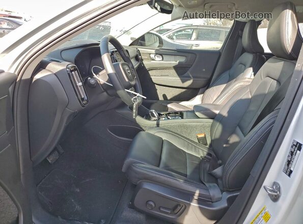 YV4L12UX4P2074823 2023 VOLVO XC40 White Widok wnętrza z przodu