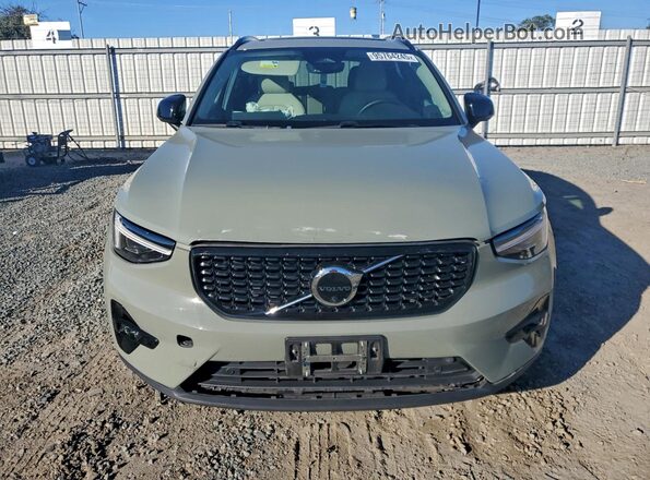 YV4L12UX6P2094118 2023 VOLVO XC40 Green Vista frontal