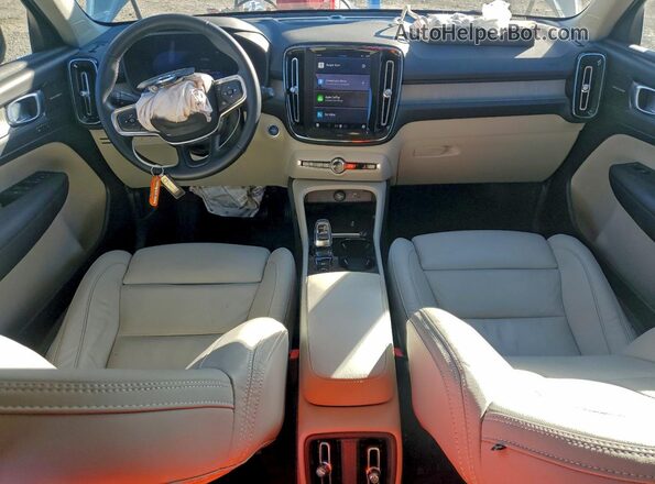YV4L12UX6P2094118 2023 VOLVO XC40 Green Vista del salpicadero