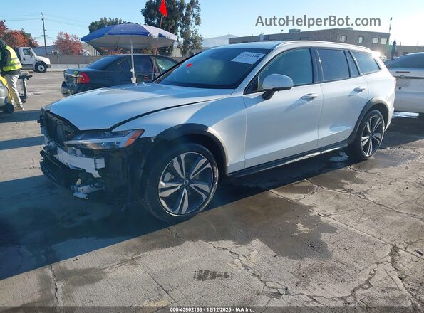 YV4L12WK0S2149799 2025 VOLVO V60 CROSS COUNTRY White წინა მარცხენა ხედი სამი მეოთხედიდან