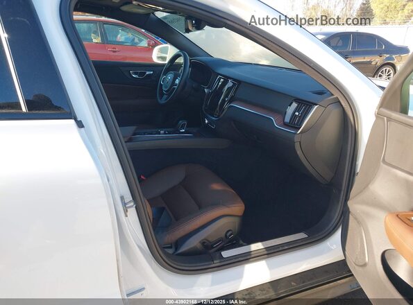 YV4L12WK0S2149799 2025 VOLVO V60 CROSS COUNTRY White წინა სალონის ხედი