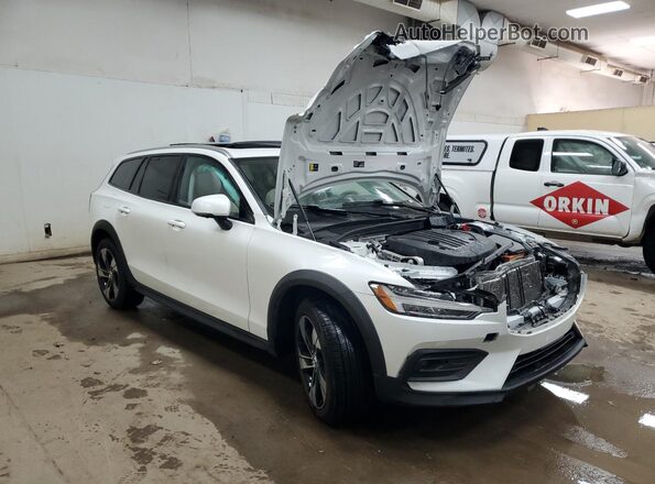YV4L12WK3S2149330 2025 VOLVO V60 White Delantero derecho