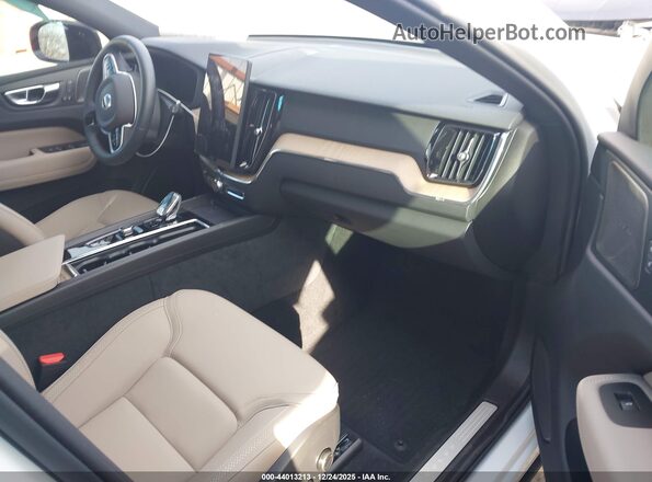 YV4M12RC6T1341535 2026 VOLVO XC60 White Vista interior delantera