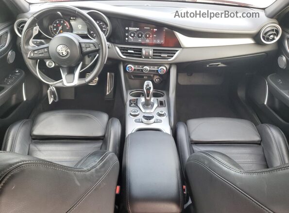 ZARFAMBN1P7670753 2023 ALFA ROMEO GIULIA Red Vista del salpicadero