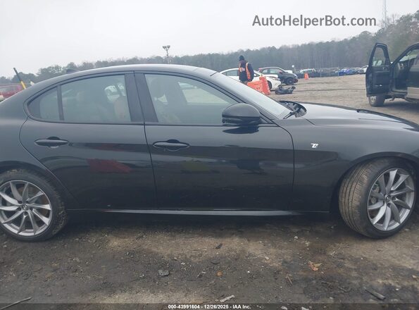 ZARFAMBN5R7679958 2024 ALFA ROMEO GIULIA Black Widok wnętrza z tyłu